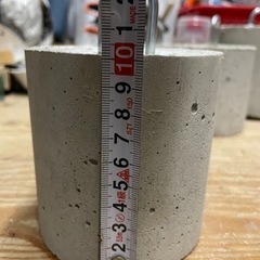 シートなどのおさえに最適！円柱体コンクリートブロックの重りの画像