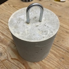 シートなどのおさえに最適！円柱体コンクリートブロックの重りの画像