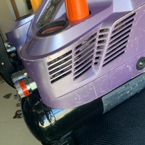 中古動作品満タン自動停止まで約 5分その後4時間後再起動ありませんでした。使用に差し支えるほどのエアー漏れは無いかと思います。 回転音は静かで、特に異音はありません。