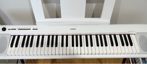 美品　ヤマハ YAMAHA 電子キーボード piaggero NP-12WH、スタンド、キーボードカバーつき