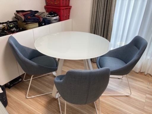 ダイニングテーブルとチェア3脚