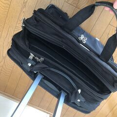 海外旅行カバン　鞄とキャスタ取っ手が分割できるものの画像
