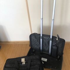 海外旅行カバン　鞄とキャスタ取っ手が分割できるものの画像