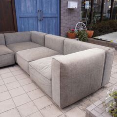 arflex(アルフレックス)のOMNIO(オムニオ)コーナーソファ5Pです。1人1シートのユニットは、空間や使い勝手に合わせて自由自在にレイアウトしていただけます♪DA307の画像