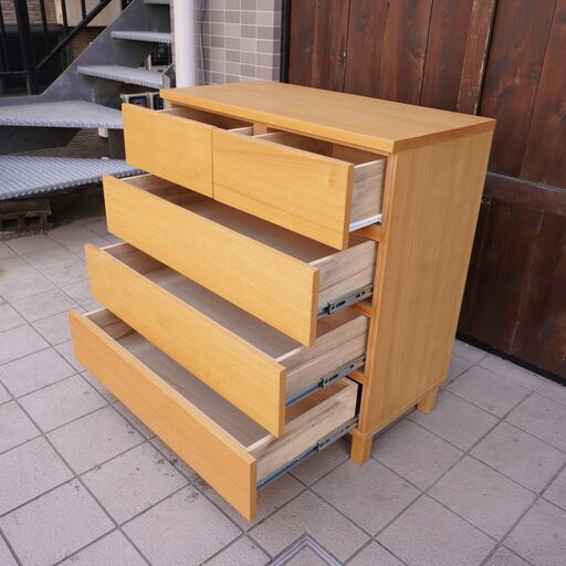 人気の無印良品(MUJI)のタモ材を使用した木製チェスト 4段ワイド！ナチュラルで明るい色合いが暖かな雰囲気の北欧スタイルインテリアにも♪収納力もあるので1人暮らしなどこれからの新生活に♪DA310