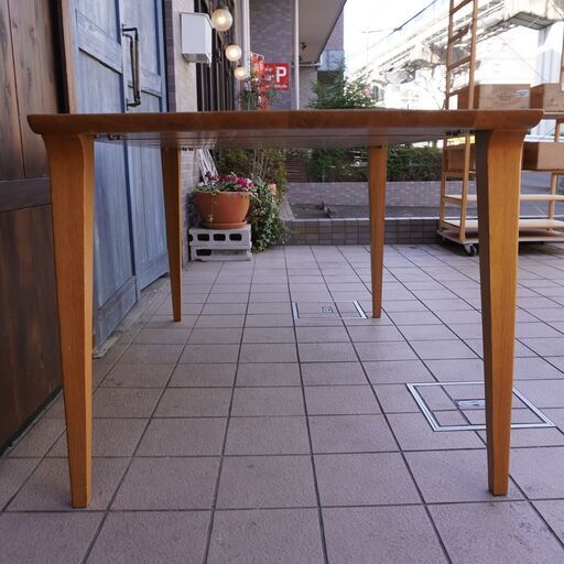 IDC OTSUKA(大塚家具)のKEN OKUYAMA(奥山清行)デザイン「ハイヒール」ダイニングテーブル。スタイリッシュなデザイン