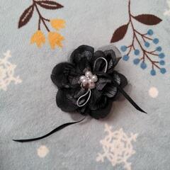 黒いコサージュ