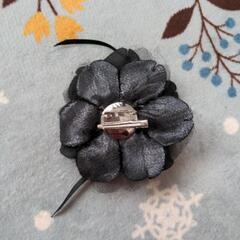 黒いコサージュの画像
