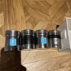 スキレットと塩コショウ入れの画像