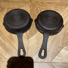 スキレットと塩コショウ入れの画像