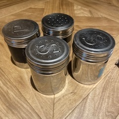 スキレットと塩コショウ入れの画像