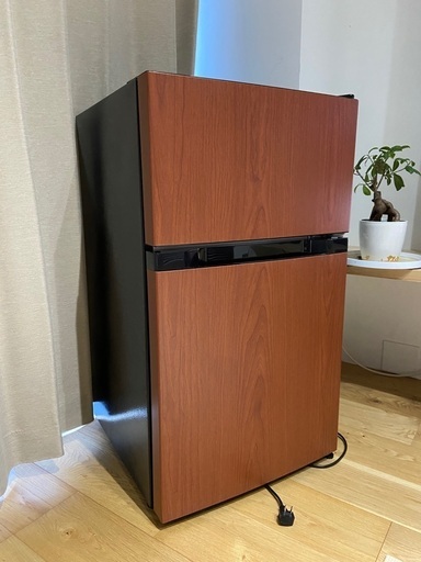 使用歴1年くらいのダークウッドカラーの冷蔵庫です