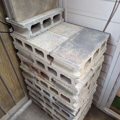 コンクリートブロック（土台・壁面・花壇等）２９個をお譲りします