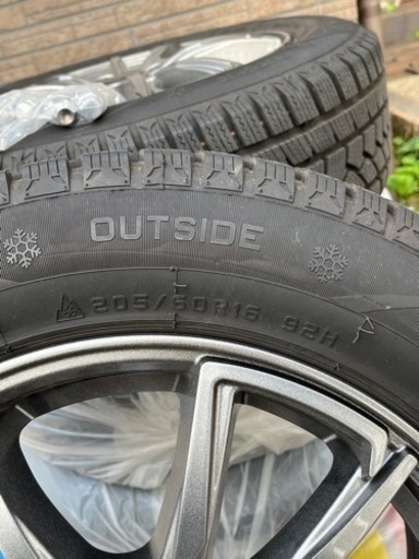 スタッドレスタイヤ205/60R16