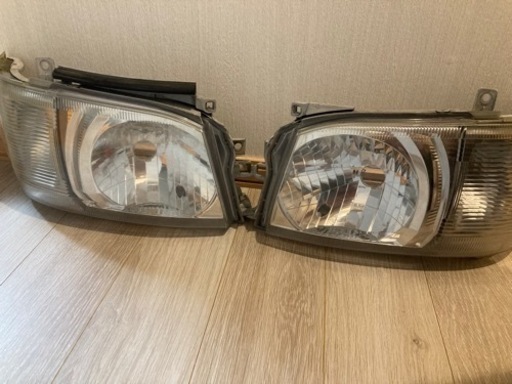 200系ハイエース　ヘッドライト左右