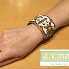 エーヴィーマックス バングル 石を止めてる金具１つと小さな石６ヶ...