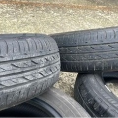 【ジャンク品】車のタイヤの画像