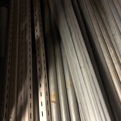 鉄のアングル　Ｌ字　穴空き　の画像