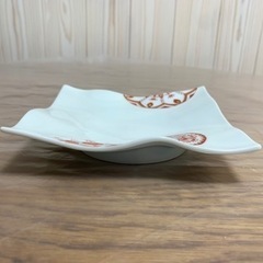 九谷焼 波角皿 赤絵付け 丸華紋の画像
