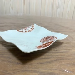 九谷焼 波角皿 赤絵付け 丸華紋の画像