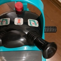 ショベルカー 乗用玩具 足けり おもちゃ 屋外 室内 はたらくくるま ヘルメット 子供用 乗れる 手動 アーム 動く 足蹴り車 子ども の画像