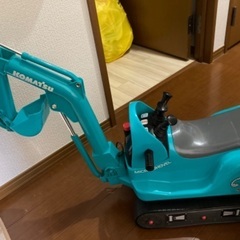 ショベルカー 乗用玩具 足けり おもちゃ 屋外 室内 はたらくくるま ヘルメット 子供用 乗れる 手動 アーム 動く 足蹴り車 子ども の画像