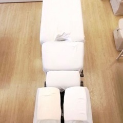 ★無料でお譲りします！整体施術ベッド1台、カバー２セット付【中古】取りに来ていただける方限定の画像