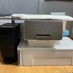 収納箱、ゴミ箱、タオル、調理器具