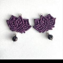 新品.紫の蓮の花（ロータス）ラクラメ編みピアスの画像
