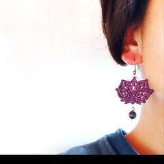 新品.紫の蓮の花（ロータス）ラクラメ編みピアスの画像