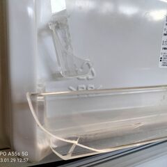 ハイセンス 小型 冷蔵庫 幅48.1cm 93L ホワイト HR-B95A 2ドア 右開き 大容量冷蔵室67L 耐熱天板 冷凍室小物ポケット割れあり の画像