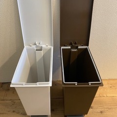 ニトリ　美品　使用期間7ヶ月　ゴミ箱　スリムペダル　20L ２個セットの画像