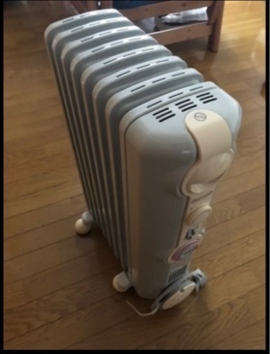 ※受渡し決定済み【美品】色限定品 デロンギ オイルヒーター