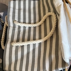 取引中)無料で洗濯ハンガー　突っ張り棒 1本と布製カバン3点セットの画像