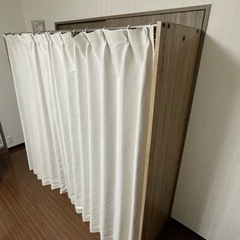クローゼット ハンガーラック ＋ ニトリカーテンの画像