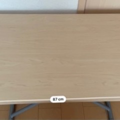 高さが変えられるテーブル