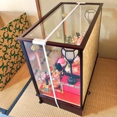 【ひな人形】　2段　ショーケース入り　収納箱あり　オルゴール付き　ぼんぼりライト点灯　③の画像