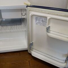 小さな古い冷蔵庫の画像