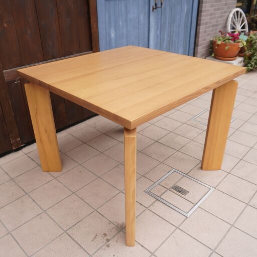 karimoku(カリモク家具)の木組 DN3310 食堂テーブル ホワイトアッシュ材です。天然木の優しい質感とシンプルなデザインの正