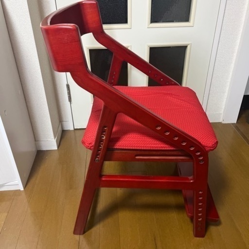 正しい姿勢で座れる椅子（木製、赤）定価25,560円の品