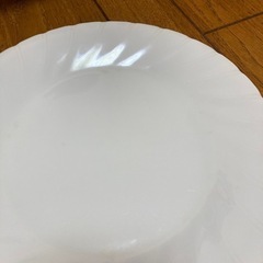 シンプルな大きめの白いプレート　4枚セットの画像