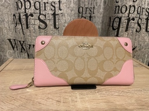 決定しました！COACH コーチ 四隅ピンク カーキ・ベージュ 長財布  ブランド　海外
