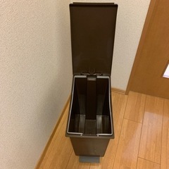 ニトリ　ゴミ箱　スリムペダルペール　30Lの画像