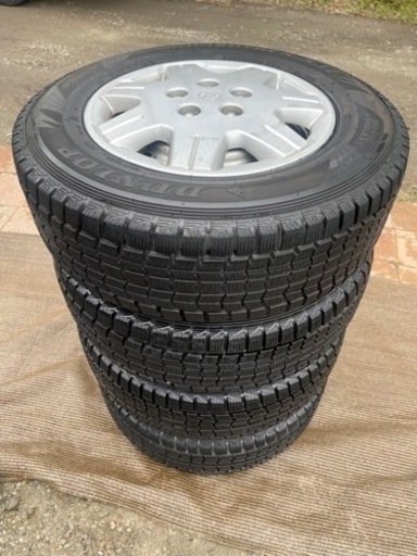 スタッドレスタイヤ（ホイール付き）４本　205/70R15