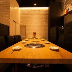 調理スタッフ正社員【JR神田の人気焼肉店】肉職人を目指す！A5黒毛和牛の赤身部位を専門に扱う焼肉店の2店舗同時募集！の画像