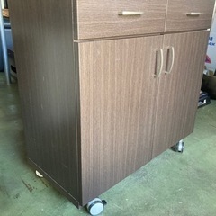 ● キッチン収納、食器棚、幅80cm、キャスター付きの画像