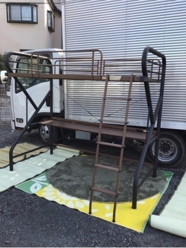 引渡済　圧迫感のないロフトベット　机付き