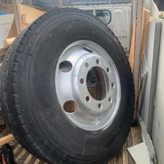 タイア　大型トラックの画像