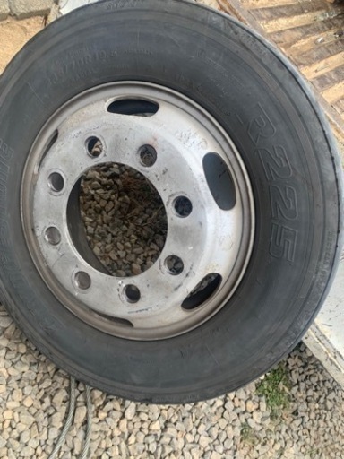 大型トラック　タイア