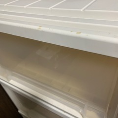 衣装ケースと物干し竿2本の画像